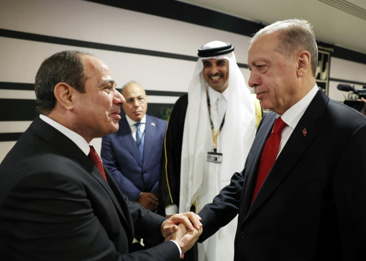 Erdoğan ve Sisi'nin Katar'daki Dünya Kupası töreninde verdiği bu fotoğraf süreci daha da hzılandırdı.